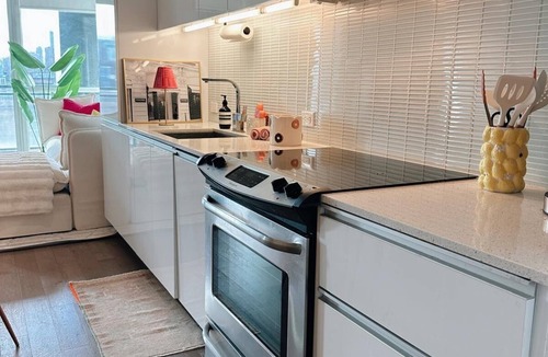 Leslieville Condo | Cozy 2 BR 2 BTH Condo perfect for couples or family in Leslieville Toronto!