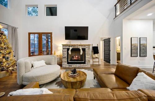 Broken Bow House | Cozy, 2 King Suites, Game Deck, Hot Tub, Firepit, Save In Taxes