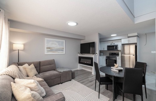 Old Strathcona Apartment | Cozy 2-Level Loft | Prime Downtown | Walk to Whyte+UofA Hospital | Free Parking!