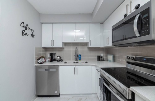 Old Strathcona Apartment | Cozy 2-Level Loft | Prime Downtown | Walk to Whyte+UofA Hospital | Free Parking!