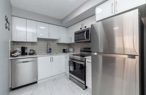 Old Strathcona Apartment | Cozy 2-Level Loft | Prime Downtown | Walk to Whyte+UofA Hospital | Free Parking!