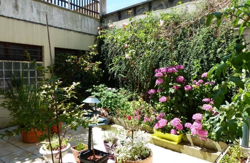 Moulins Cottage | Cozy 2-Person City House with Courtyard, Near Downtown, WiFi, Free Bikes and Parking