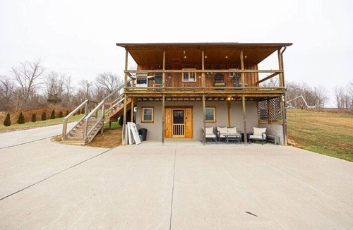 West Columbia Cabin | Cozy 2BR 2Bath Cabin, minutes from OU, Hocking Hills, Zaleski Forest.