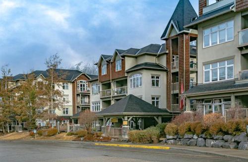 Canmore Apartment | Cozy 2BR-5BD Suite - Mountain Views - Htd Parking