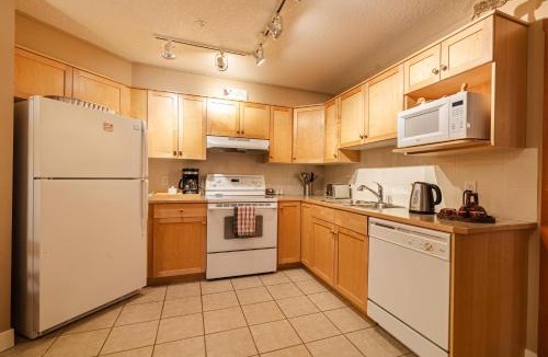Canmore Apartment | Cozy 2BR-5BD Suite - Mountain Views - Htd Parking