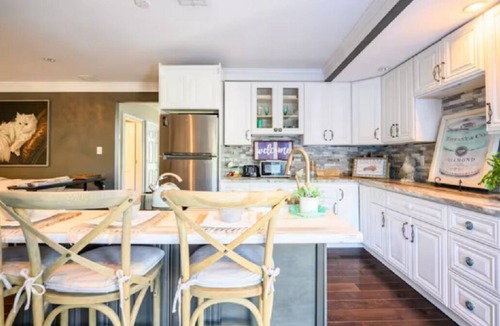 Saddle Brook Apartment | Cozy 2BR Apt w/Dedicated Home Office & Restoration Hardware Furnishing
