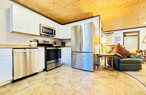 Eagle River Cottage | Cozy 2br Cabin Catfish Lake, Eagle River Chain, THE EVERETT