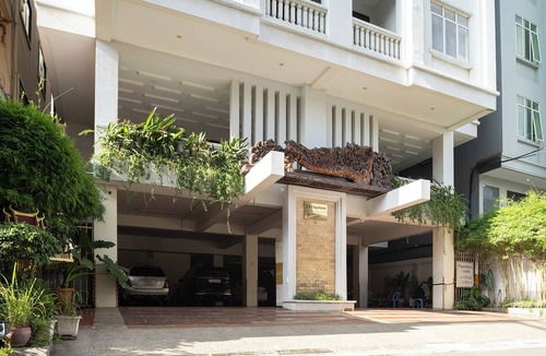 Chamkar Mon Apartment | Cozy 2BR Condo with Hardwood Floors & Rooftop Sunset View in Charming Phnom Penh