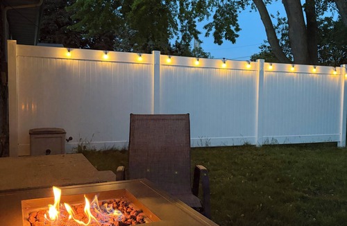 Oshkosh House | Cozy 2BR Firepit Minutes to Downtown & UW Campus Near Lake Winnebago