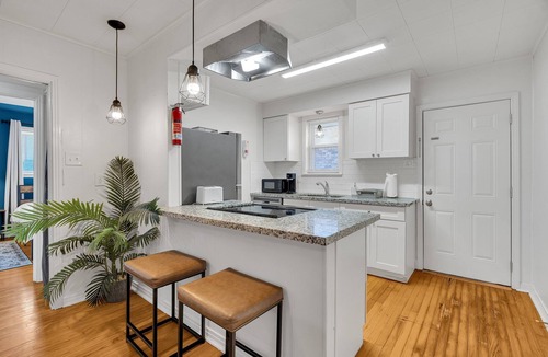 Fillmore Apartment | Cozy 2BR Gentilly home with parking. King + queen, 10 mins to French Quarter by car.
