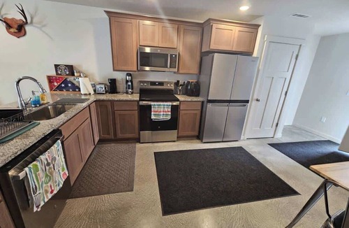 Stanfield House | Cozy 2BR Home Parking and Full Kitchen
