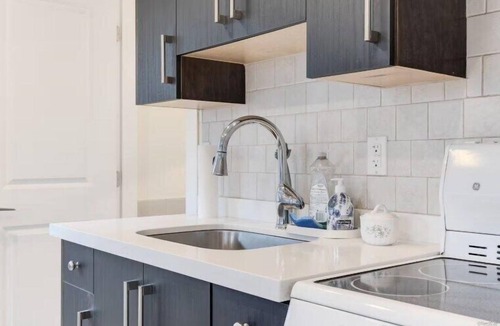 Oakridge Apartment | Cozy 2BR in Marpole | Near YVR, Oakridge & Transit