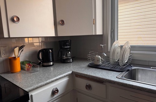 Winnipeg House | Cozy 2BR in Winnipeg. Near airport, food, bus, hospital. Home away from home.