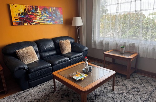 Winnipeg House | Cozy 2BR in Winnipeg. Near airport, food, bus, hospital. Home away from home.