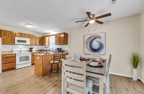 Winston - Salem House | Cozy 2BR King Bed Sleeps 6 Near Hospital & Wake Forest
