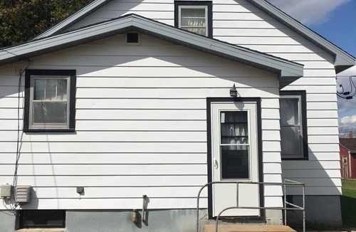 Chisholm Cottage | Cozy 2BR Mid Modern home in the Heart of Chisholm MN, homey, vintage stay.