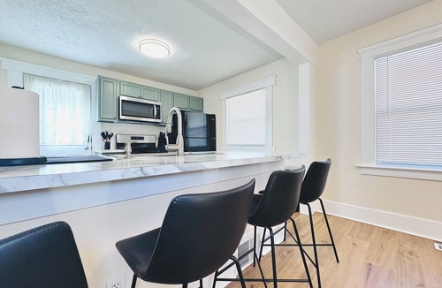 Lansing House | Cozy 2BR Near MSU & Downtown Lansing