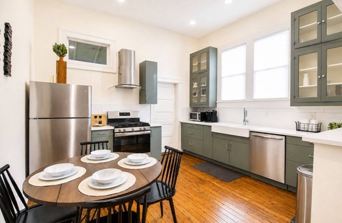 Near East Side House | Cozy 2BR Private Backyard | 5min Drive 2 Downtown