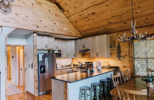 Purlear House | Cozy 2BR with AMAZING views in Buck Mountain