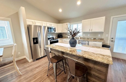 Horace House | Cozy 3 Bed 2 Bath Split level in Horace