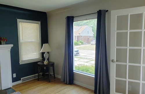 Eastpointe House | Cozy 3-bedroom, 4 car park home away from home