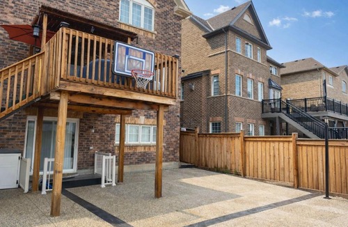Mount Pleasant Apartment | Cozy 3-Bedroom Caledon Basement Suite with Private Entry, Full Kitchen, WiFi, Laundry & Spacious Backyard Patio - 5 Mins to Brampton - Great for Families, Groups & Long Stays!