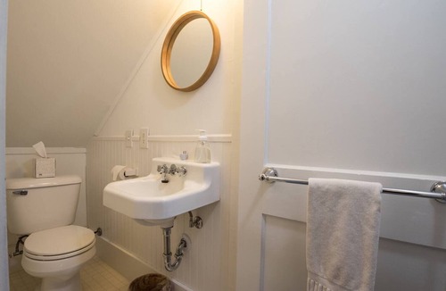 Walpole House | Cozy 3 bedroom Cottage on Farm with great outdoor space 10 min to Bellows Falls