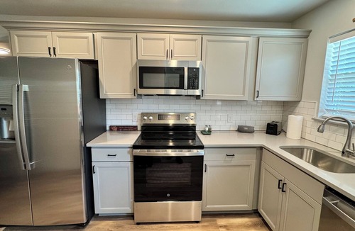 Greenville House | Cozy 3-bedroom house in Greenville Great location!Close to everything !NEW!