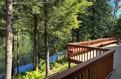 Enumclaw Ski Chalet | Cozy 3-bedroom lakeside chalet near Enumclaw