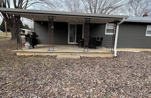Eckerty House | Cozy 3 br house one minute from Patoka Lake close to the Marina & many ramps