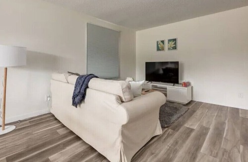 Northwest Calgary House | *Cozy* 3 BR - OnRoute to Banff
