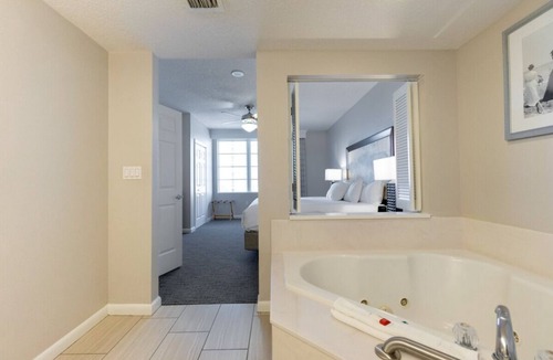 Seabreeze Historic District Resort | Cozy 3BD/2Bath Daytona Suite - Pools, Lazy River, Bar, Slides