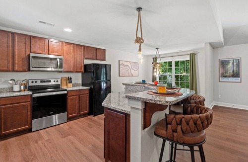 Paw Creek House | Cozy 3BD w/Backyard BBQ & Patio - 15 Mins Downtown