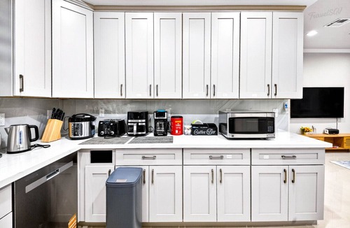 Bassett House | Cozy 3BR Backhouse + Near DTLA & Shops #TravelSGV