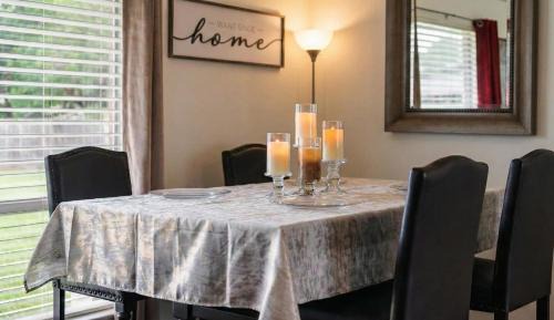 Dickinson House | Cozy 3BR Home Escape, Modern & Serene