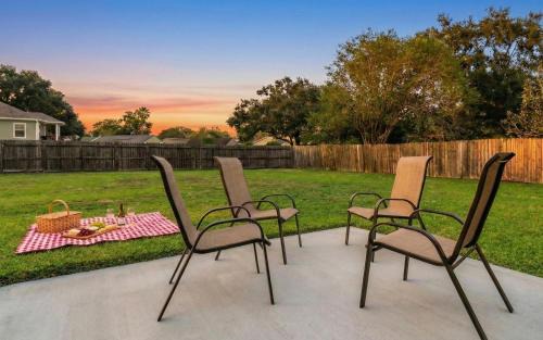 Dickinson House | Cozy 3BR Home Escape, Modern & Serene