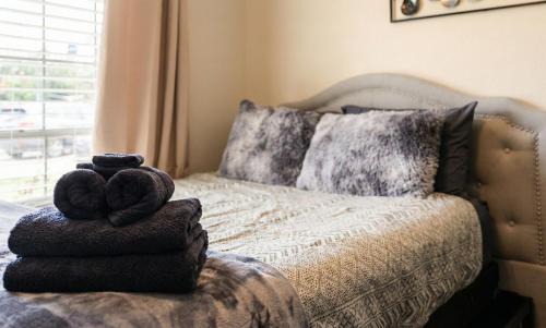 Dickinson House | Cozy 3BR Home Escape, Modern & Serene