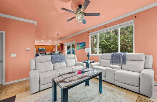 Maple Valley House | Cozy 3BR House with Lake View near Hiking Trails