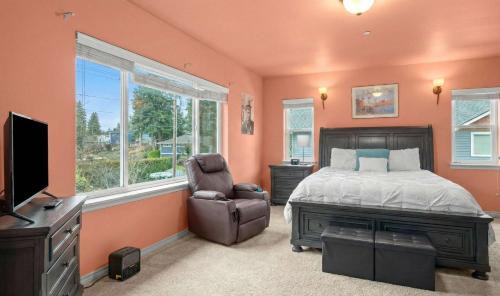 Maple Valley House | Cozy 3BR House with Lake View near Hiking Trails