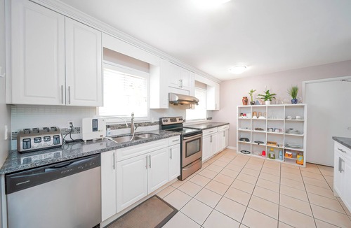 Surrey House | Cozy 3BR Villa · Big garden rose· photos for festival ,Near Beach, breakfast