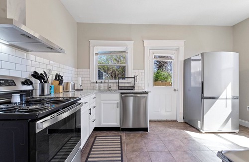 Roselawn Finance Apartment | Cozy 3BR w/Office Parking Ideal for Travel Pros