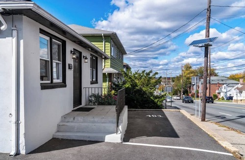 Hackensack House | Cozy 3BR w Parking, mins to NYC, FIFA