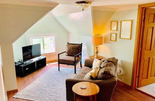 Downtown Minneapolis Apartment | Cozy 3rd Floor Apartment Near Downtown [5-6]