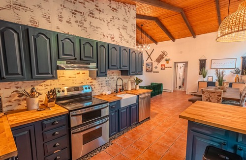 East Stroudsburg Ski Chalet | Cozy 4 Season Rustic Modern Chalet