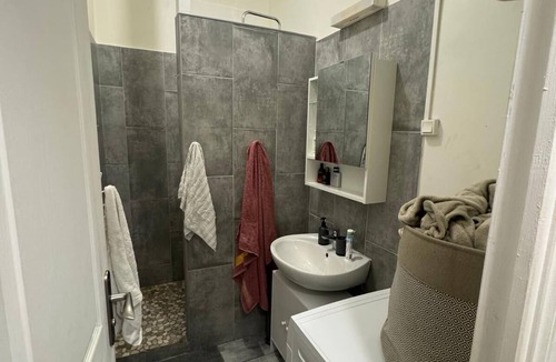Les Cinq Avenues Apartment | Cozy 45-square-meter apartment – 2-minute walk to the tram & metro, in the heart of Marseille