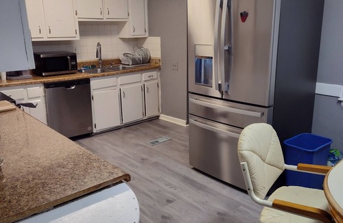 Norfolk House | Cozy 5-bdrm hm, Loaded Kitchen, w/Patio Deck & Grill, WiFi in pleasant Norfolk