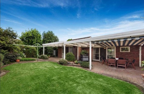 Wantirna South House | Cozy 5BR Home | Pool Table + King Bed + 5 mins Walking to Westfield center