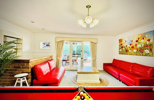 Wantirna South House | Cozy 5BR Home | Pool Table + King Bed + 5 mins Walking to Westfield center