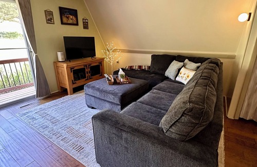 Estes Park House | Cozy A-Frame! 2 Bedroom 1 Bath Close to YMCA and RMNP- Dogs OK!