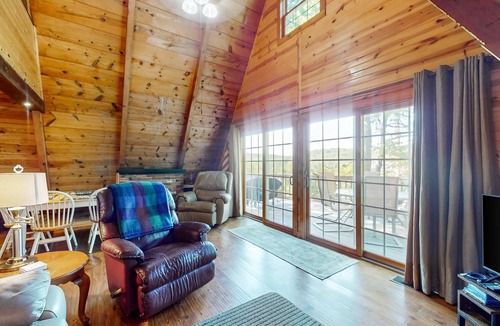 Flat Hollow Marina House | Cozy A Frame Cabin, Sleep 8, Near Marina, Deck, Grill